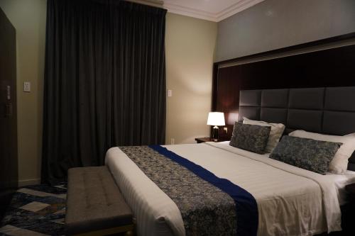 a bedroom with a large bed in a hotel room at شقق سوات للشقق المخدومة 2 in Al Khobar