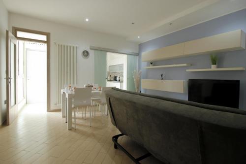 a living room with a kitchen and a dining room at Refrésh House in Brindisi