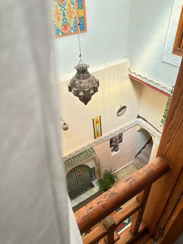 フェズにあるDar Khmissa Fesのシャンデリア付きの廊下の上面の景色