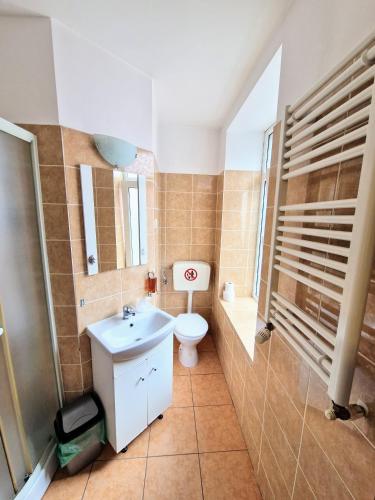 Bilik mandi di Main Square Apartments & More