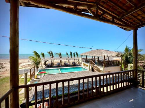 widok na plażę z balkonu ośrodka w obiekcie Kite inn house Pousada e Kite Club w mieście Icapuí