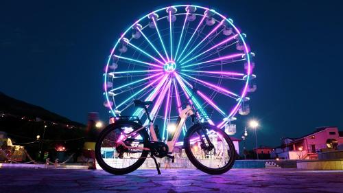 プラーイア・ア・マーレにあるPraja vecchiaの観覧車の前に自転車を停めています