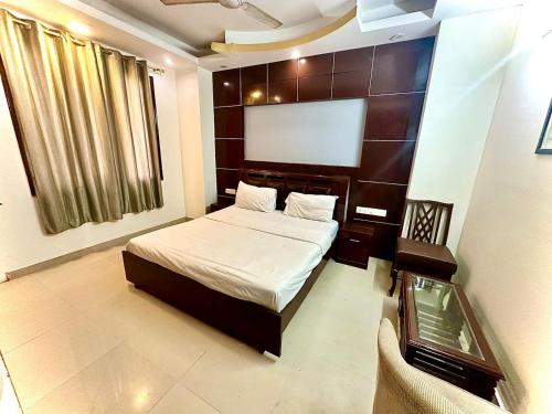 a bedroom with a bed and a flat screen tv at Hotel Vista Inn, Karol Bagh, New Delhi, Near Metro in New Delhi