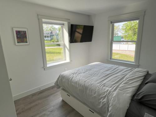 1 dormitorio con 1 cama y 2 ventanas en Gardner Lake 2 Queen/1King/2 Bath/Laundry- Private en Salem