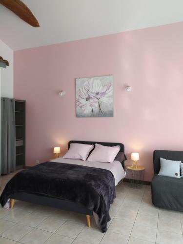 una camera con un grande letto e un divano di Domaine Moulin D' Elemiah a Gémozac