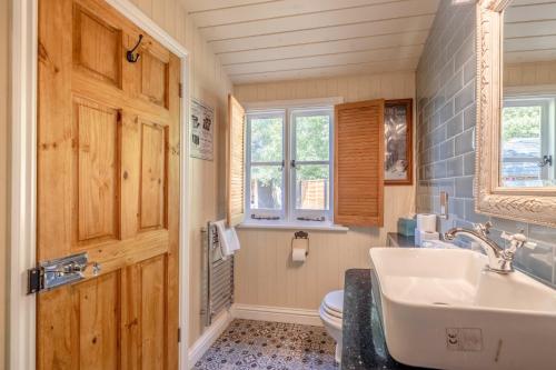 O baie la Relaxing Retreat - The Shepherds Hut - Hot Tub