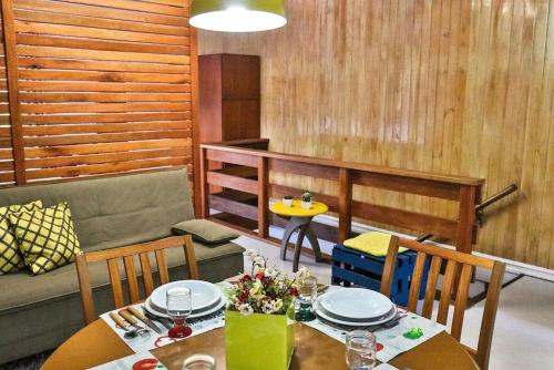 uma sala de estar com uma mesa e um sofá em LOCAR-IN GRAMADO - Loft a 50 m da Rua Coberta em Gramado