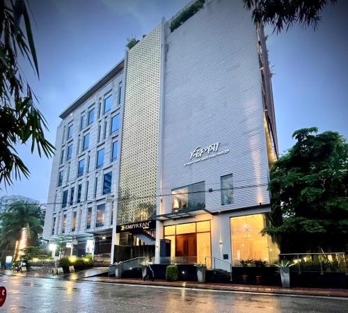 un edificio con un cartel en el costado en Empyrean Dhaka City Centre en Dhaka