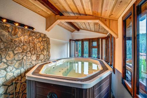 Fotografie z fotogalerie ubytování The Pine Living - Guesthouse with Coworking space & Spa v destinaci Lyevochevo