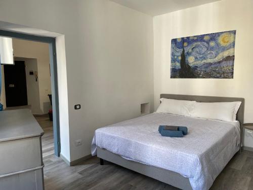 ein Schlafzimmer mit einem Bett und einem Wandgemälde in der Unterkunft appartamento dell'anfiteatro in Spoleto