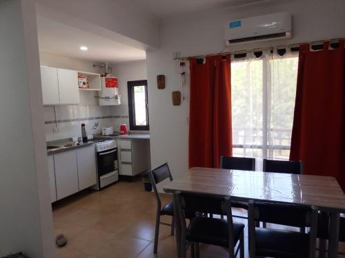 eine Küche und ein Esszimmer mit einem Tisch und Stühlen in der Unterkunft Departamento Colon Entre Rios in Colón