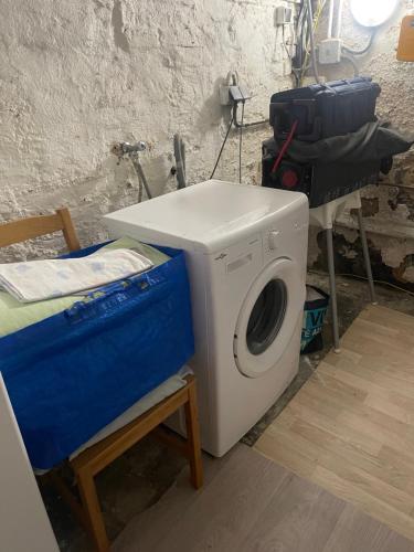 a washing machine and a sink in a room at Le cosy marnais, centre ville, vue cathédrale in Reims