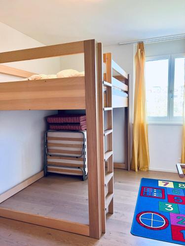 FlumserbergにあるFerienwohnung Arvenstrasse - CharmingStayの二段ベッド1組(はしご付)が備わる客室です。