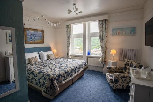 ein Hotelzimmer mit einem Bett und einem Fenster in der Unterkunft Rockvale House in Lynton