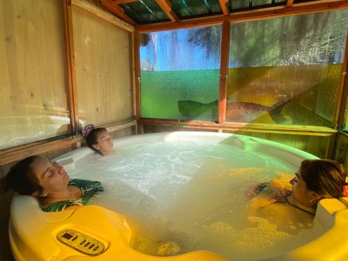 un grupo de personas en una bañera de hidromasaje en FULL SPA ISLA NEGRA Suites en Isla Negra