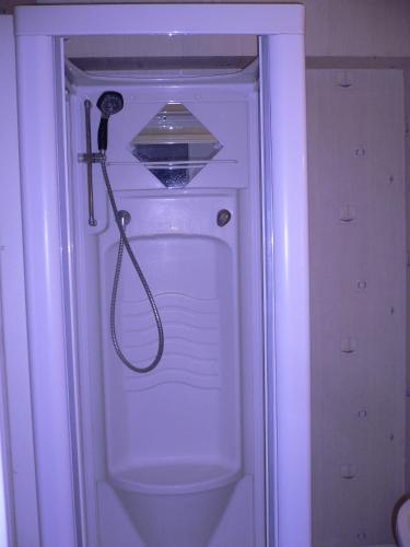 une douche avec pommeau de douche dans une salle de bain dans l'établissement Appartement Nickel et confortable, à Rouen