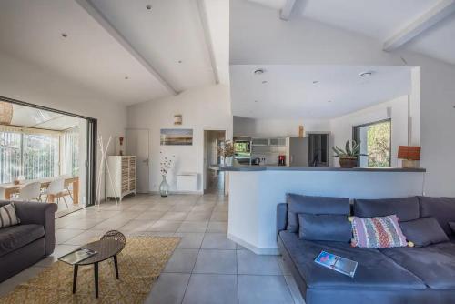 un salon avec un canapé et une table dans l'établissement Pyla Villa DE LA DUNE promo 2025, à La Teste-de-Buch