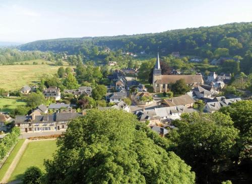 una vista aérea de un pequeño pueblo con una iglesia en La maison du Bec en Normandie, en Le Bec-Hellouin