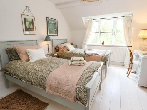 1 dormitorio con 2 camas y ventana en The Waggon Shed en Nottingham