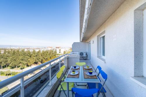 een balkon met een tafel en stoelen in een gebouw bij Mediterranean Way - Acquamarina in La Pineda