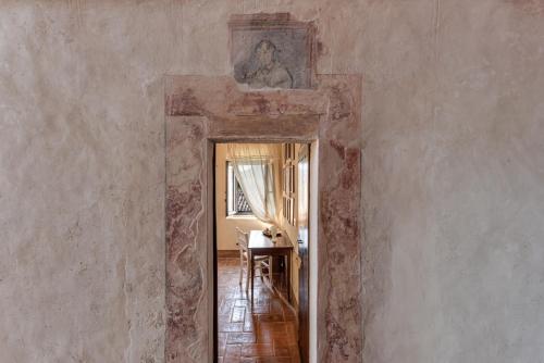 - un couloir avec un miroir dans une chambre avec une table dans l'établissement Convento San Bartolomeo, à Abbadia San Salvatore