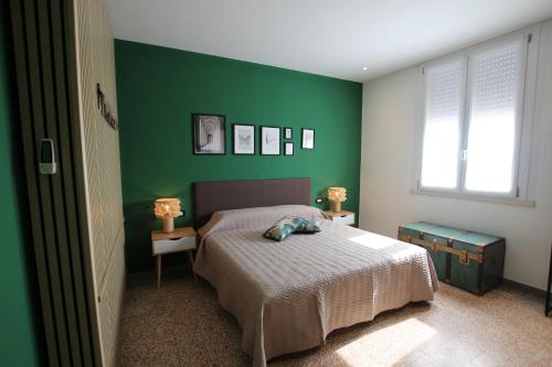 - une chambre avec un mur vert et un lit dans l'établissement Le Maginot Relais, 