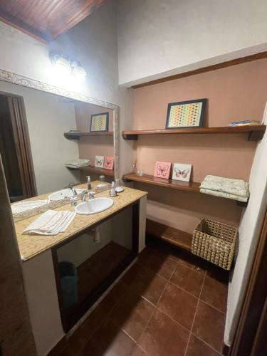 uma casa de banho com um lavatório e um espelho em Ama respira y vive em Salta