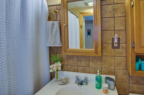 y baño con lavabo y espejo. en Dog-Friendly Home Rental about 5 Mi to Cave Run Lake! en Wellington