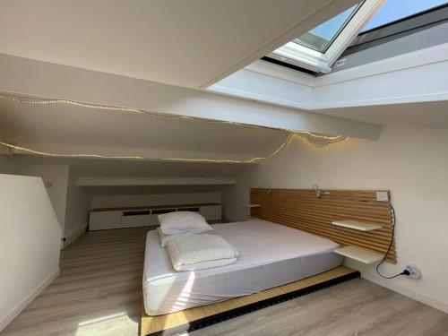 Loft T3 Duplex Vue Mer Porquerolles في هييريس: غرفة نوم مع سرير في غرفة مع نافذة