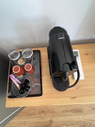 - une machine à expresso assise sur une table en bois dans l'établissement Le refuge du littoral n1, à Grimaud