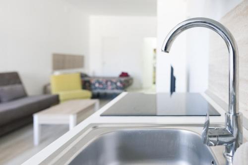 kuchnia ze zlewem i salon w obiekcie Apartamento VELARDE CENTER one w Maladze