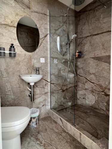 une salle de bain avec une douche, des toilettes et un lavabo dans l'établissement Le refuge du littoral n1, à Grimaud