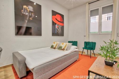 1 dormitorio con 1 cama y 2 sillas verdes en Literato centro de la ciudad en Murcia
