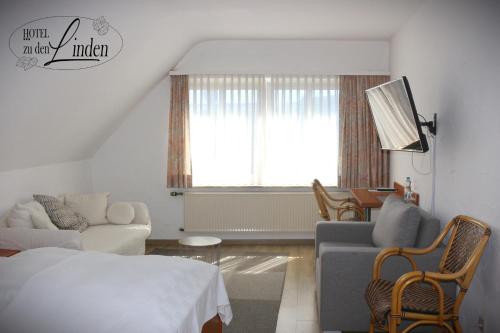 sala de estar con cama y sofá en Hotel zu den Linden en Wachtberg