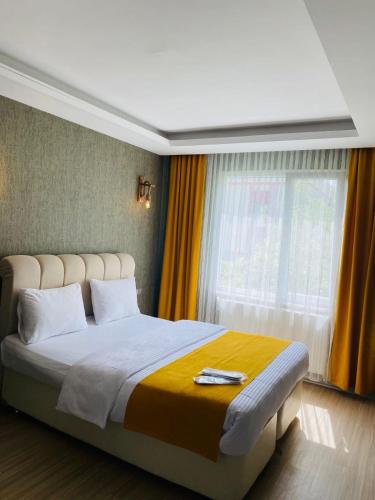 a bedroom with a large bed and a window at deperlas in Atakum