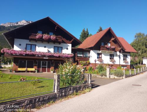 ein Haus mit Blumen auf der Vorderseite in der Unterkunft Haus Bergblick in Oberort