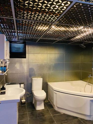 a bathroom with a toilet and a tub and a sink at deperlas in Atakum