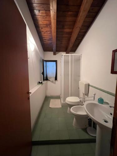 y baño con 2 aseos y ducha. en Casa vacanze Arianna en Noto Marina