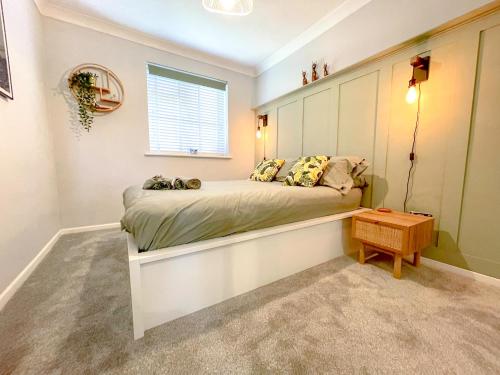 um quarto com uma cama e uma janela em Escape to Tranquil 1 bed, Poole em Canford Magna