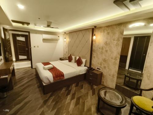 a hotel room with a bed and a bathroom at Trimrooms Triumph Banaras Railway Station in Varanasi