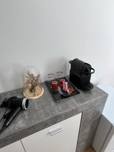 un comptoir avec un plateau de nourriture et un sac dessus dans l'établissement Le refuge du littoral n4, à Grimaud