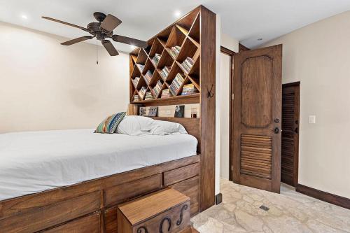 a bedroom with a large bed and a ceiling fan at LC-cmy 3 Apartment in Playa Danta