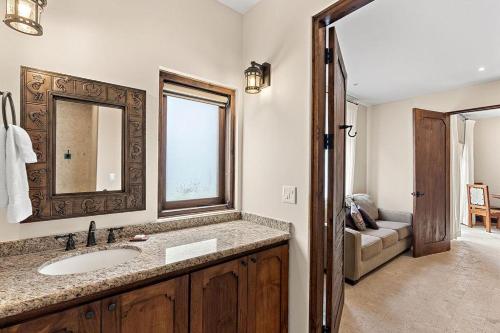 a bathroom with a sink and a mirror at LC-cmy 3 Apartment in Playa Danta