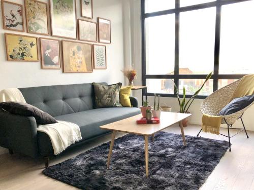 a living room with a blue couch and a coffee table at Bello y luminoso apatamento en el Centro Historico in Mexico City