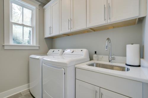 een witte keuken met een wasmachine en een wastafel bij North Carolina Home about 2 Mi to Pinehurst Resort in Pinehurst
