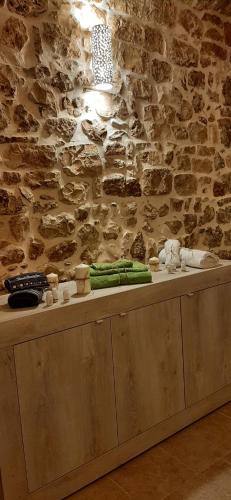 eine Steinmauer mit einer Theke in einem Zimmer in der Unterkunft Dimora Cleó in Putignano
