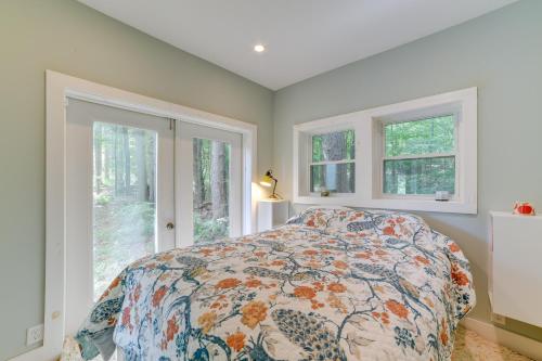 - une chambre avec un lit et 2 fenêtres dans l'établissement Secluded Upstate NY Forest Cottage on 33 and Acres!, à Oneonta