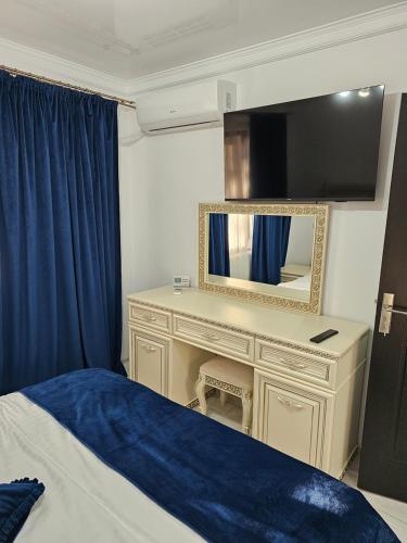 una camera da letto con tavolo da trucco e specchio di APARTAMENT 12 RO&MARIO BARLAD a Bîrlad