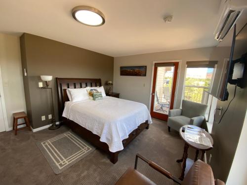 Postel nebo postele na pokoji v ubytování SkyRidge Inn