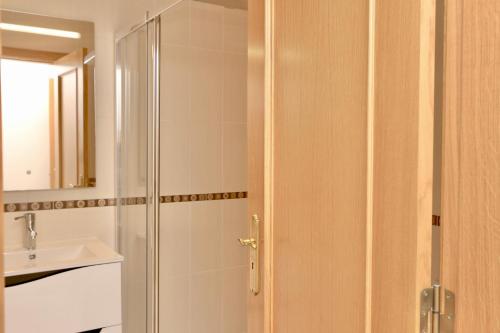 ヴィラモウラにあるPraia Village 104 - Clever Detailsのバスルーム(シャワー、シンク付)